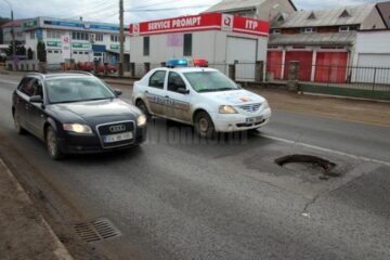 Pericolul de pe DN 17 a fost semnalat de șoferi la 112, o mașină a Politiei Rutiere staționând în zonă, până când a fost semnalizată groapa
