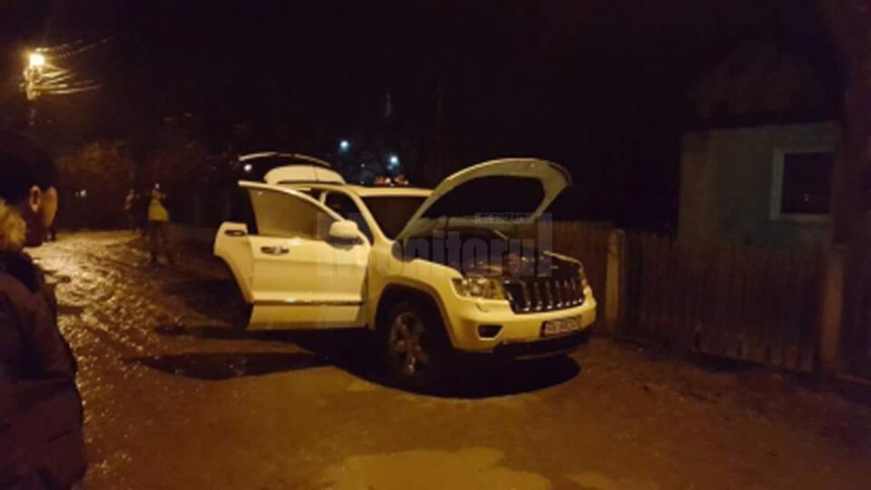 Autoturism Grand Cherokee incendiat la Rădăuți și recompensă de 20.000 de euro pentru identificarea autorilor