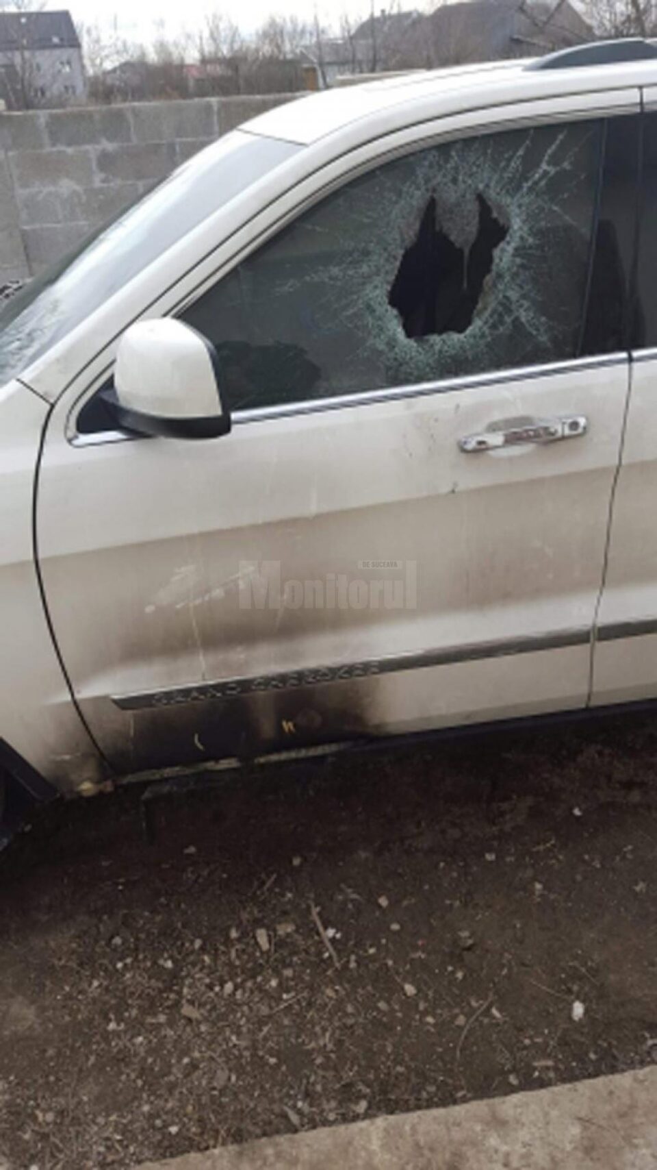 Autoturism Grand Cherokee incendiat la Rădăuți și recompensă de 20.000 de euro pentru identificarea autorilor