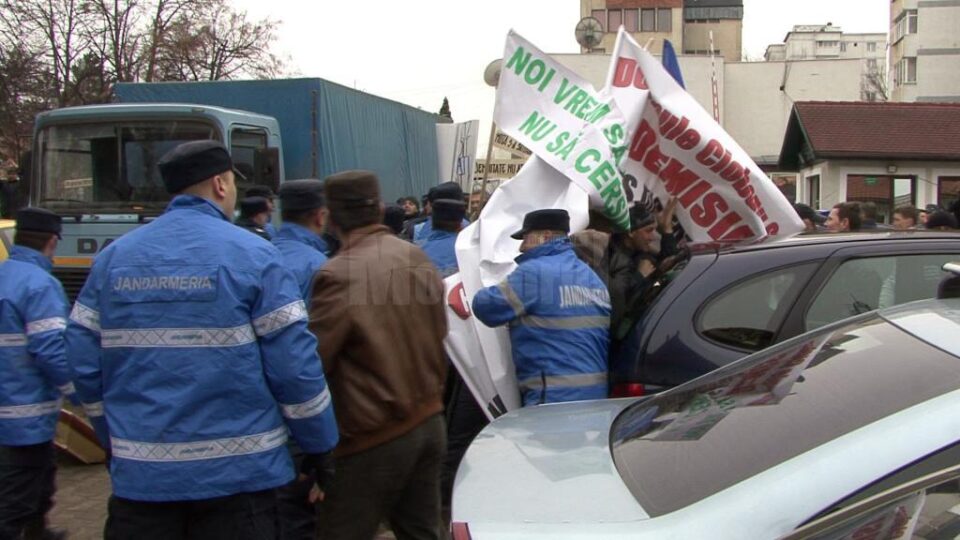 Contre dure între jandarmi și forestieri, în curtea Direcției Silvice Suceava