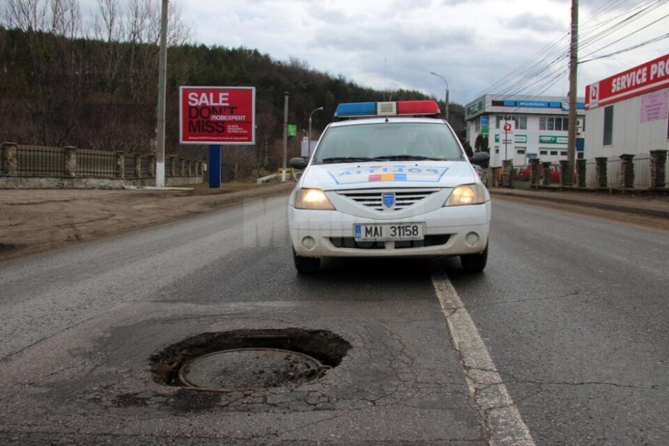 Pericolul de pe DN 17 a fost semnalat de șoferi la 112, o mașină a Politiei Rutiere staționând în zonă, până când a fost semnalizată groapa