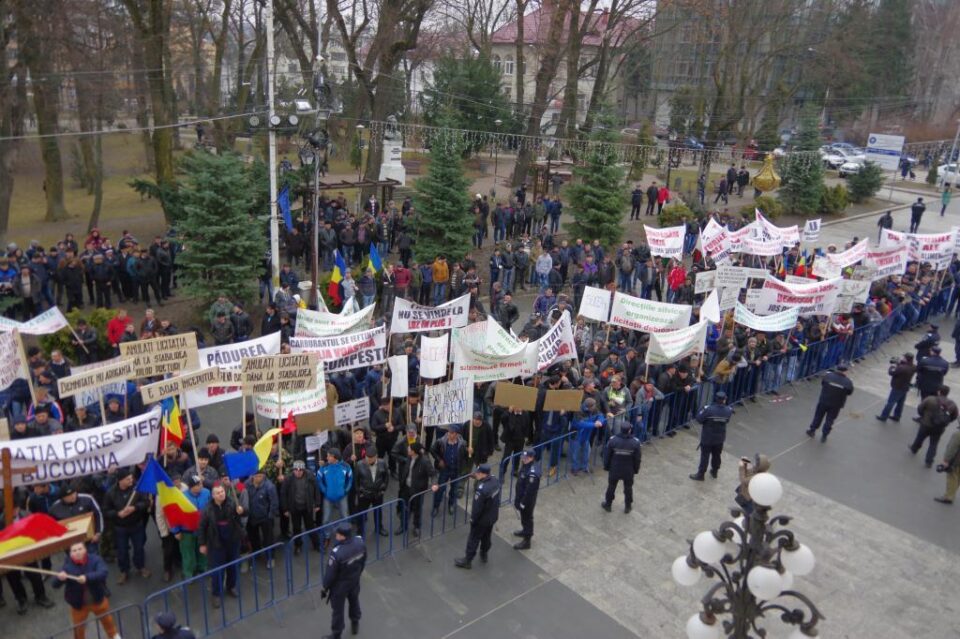 Protestul forestierilor a paralizat temporar traficul rutier pe străzile Sucevei