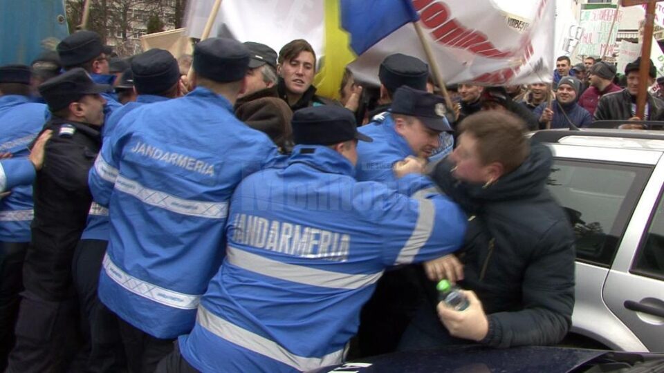 Contre dure între jandarmi și forestieri, în curtea Direcției Silvice Suceava