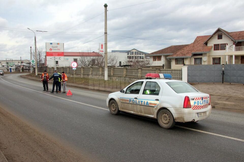 Pericolul de pe DN 17 a fost semnalat de șoferi la 112, o mașină a Politiei Rutiere staționând în zonă, până când a fost semnalizată groapa