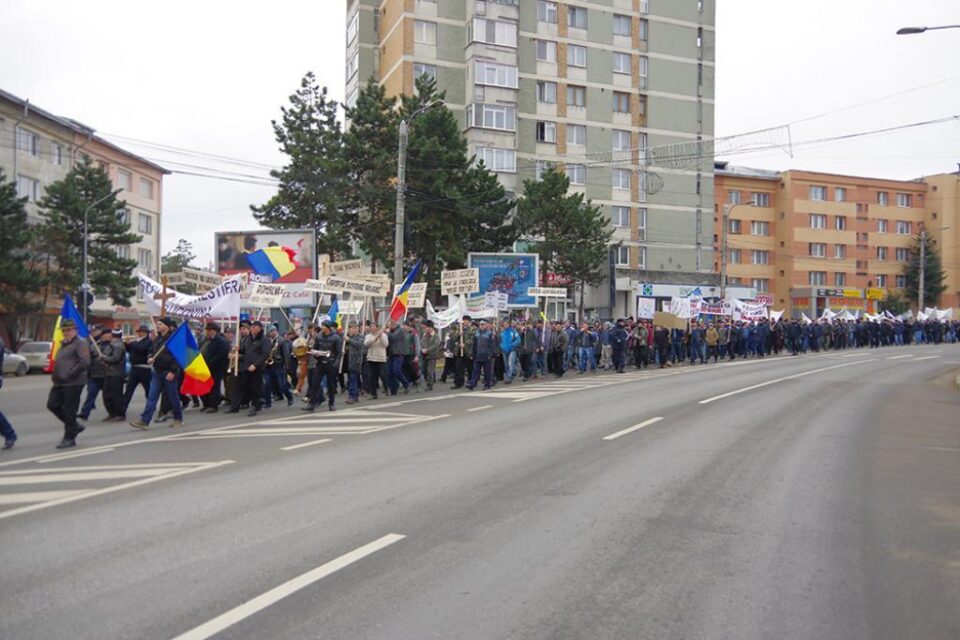 Marșul de protest al forestierilor s-a desfășurat pașnic, singurul inconvenient fiind blocarea circulației pe bulevardul principal