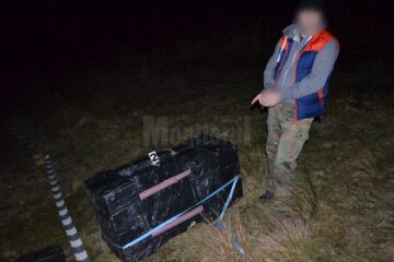 Doi bărbați prinși în timp ce treceau țigări peste fâșia verde, la Straja, arestați preventiv