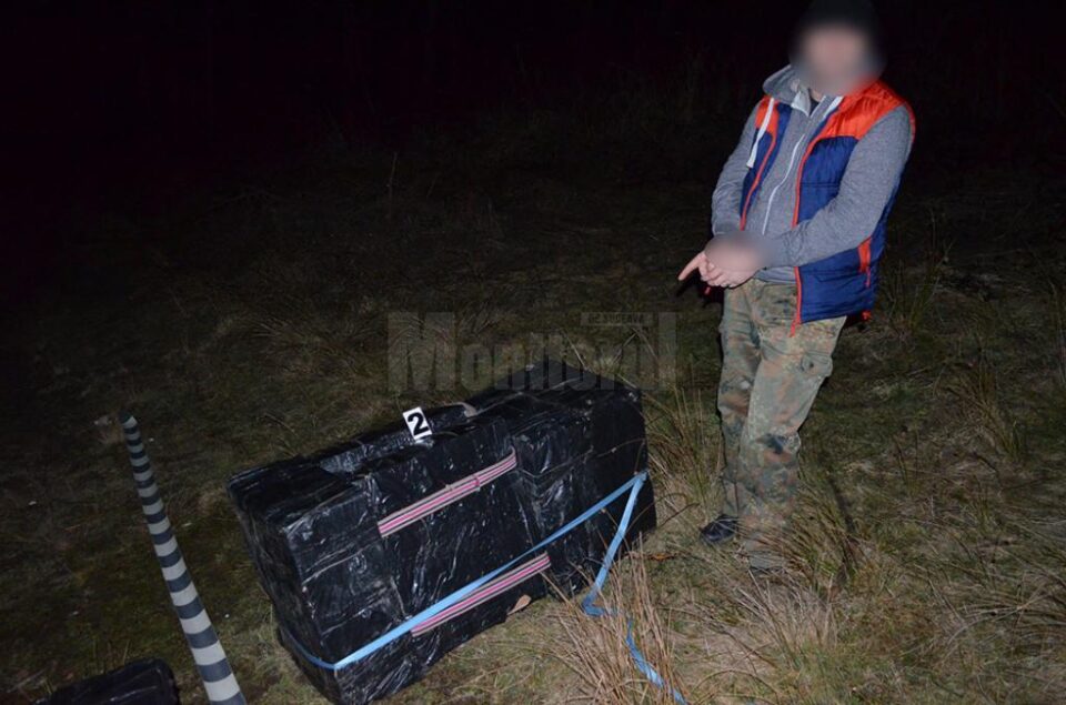 Doi bărbați prinși în timp ce treceau țigări peste fâșia verde, la Straja, arestați preventiv