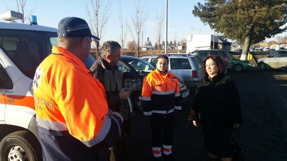 Duminică, după ce toate televiziunile naționale au prezentat măsurile speciale luate pentru ”alerta de gripă de la Siret", ambulanța și echipajul medical au fost retrase Duminică, după ce toate televiziunile naționale au prezentat măsurile speciale luate pentru ”alerta de gripă de la Siret", ambulanța și echipajul medical au fost retrase