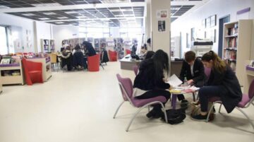 Două echipe de elevi de la Colegiul „Petru Rareș”, pe podiumul unui concurs de dezbateri