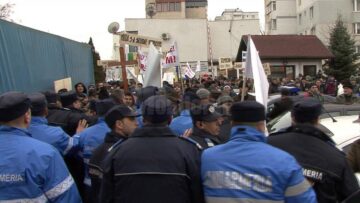 Protestul pașnic al forestierilor suceveni a degenerat într-o luptă corp la corp cu forțele de ordine