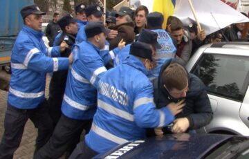 Protestul pașnic al forestierilor suceveni a degenerat într-o luptă corp la corp cu forțele de ordine