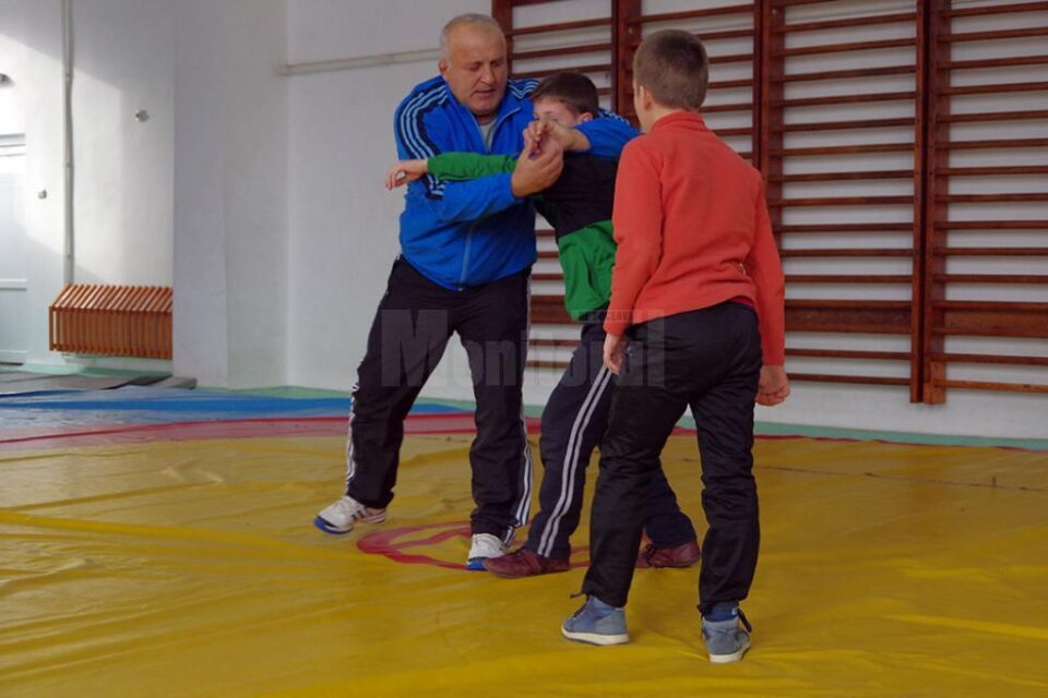 Ștefan Rusu îi învață tainele luptelor pe micuții săi elevi