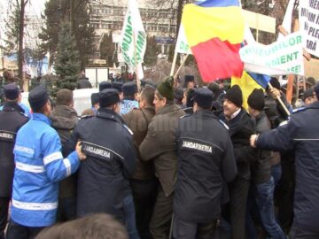Contre între protestatari și forțele de ordine care au încercat să îi împiedice să intre în curtea Direcției Silvice Suceava