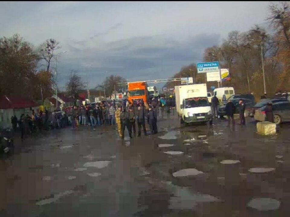 Trafic paralizat în Vama Siret, după ce sute de ucraineni au blocat intrarea în vama ucraineană