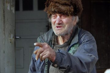 La 80 de ani, un bătrân din Bosanci trăiește din 62 de lei pe lună și din mila vecinilor