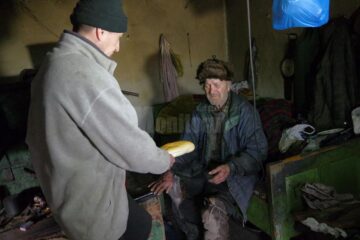 La 80 de ani, un bătrân din Bosanci trăiește din 62 de lei pe lună și din mila vecinilor
