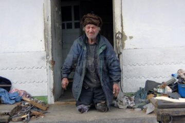 La 80 de ani, un bătrân din Bosanci trăiește din 62 de lei pe lună și din mila vecinilor