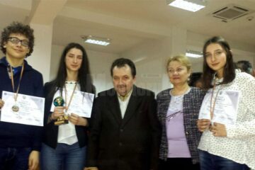 Premianții suceveni, alături de prof. dr. Marcel Porof și inspectorul de geografie din Ministerul Educației