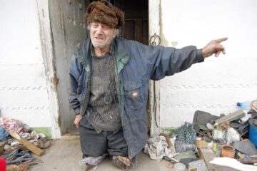 La 80 de ani, un bătrân din Bosanci trăiește din 62 de lei pe lună și din mila vecinilor