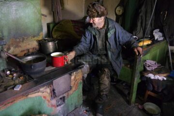 La 80 de ani, un bătrân din Bosanci trăiește din 62 de lei pe lună și din mila vecinilor