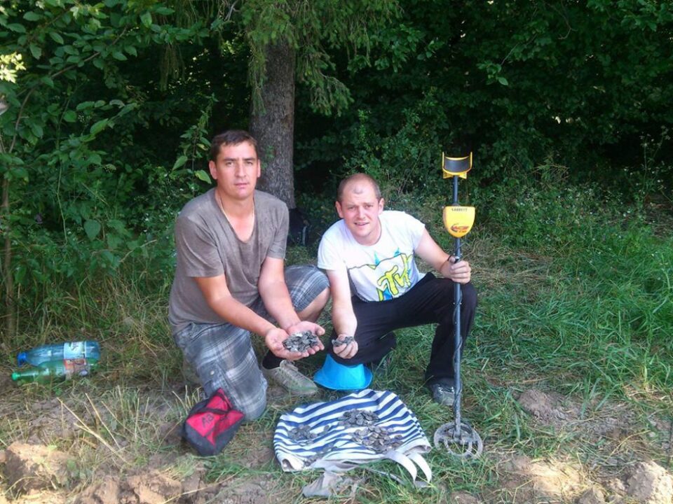 Paul Croitoriu (dreapta) este bărbatului din Cacica care, în vara anului 2014, a scos la iveală și a predat 309 monede geto-dacice Paul Croitoriu (dreapta) este bărbatului din Cacica care, în vara anului 2014, a scos la iveală și a predat 309 monede geto-dacice
