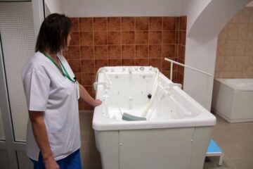 O treime dintre pacienții Bazei de fizioterapie Siret sunt elevi cu probleme din cauza greutății ghiozdanelor