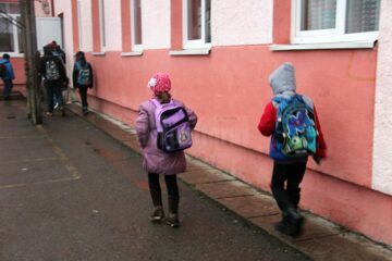Greutatea ghiozdanelor pe care elevii le cară în spate zi de zi la școală afectează un număr din ce în ce mai mare de copii