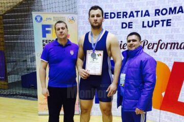 Luptătorul Constantin Huțuleac alături de cei doi antrenori de la CSM Suceava, Daniel Ciubotaru (stânga) și Andrei Bolohan