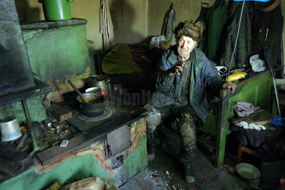 Alexandru Moldovan se deplasează cu greutate, târându-se pe genunchi, iar în casa unde își duce traiul este o mizerie greu de imaginat Alexandru Moldovan se deplasează cu greutate, târându-se pe genunchi, iar în casa unde își duce traiul este o mizerie greu de imaginat