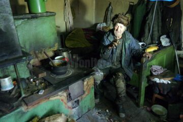 Alexandru Moldovan se deplasează cu greutate, târându-se pe genunchi, iar în casa unde își duce traiul este o mizerie greu de imaginat