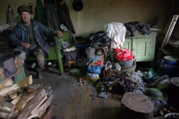 La 80 de ani, un bătrân din Bosanci trăiește din 62 de lei pe lună și din mila vecinilor