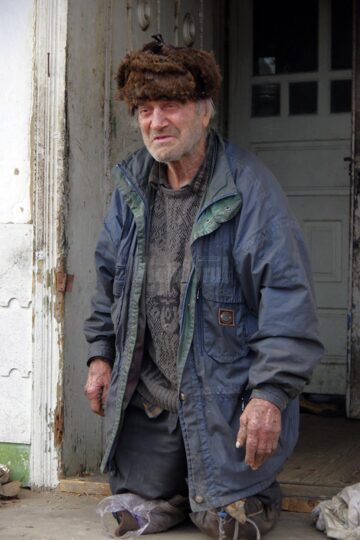 La 80 de ani, un bătrân din Bosanci trăiește din 62 de lei pe lună și din mila vecinilor