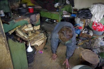 La 80 de ani, un bătrân din Bosanci trăiește din 62 de lei pe lună și din mila vecinilor