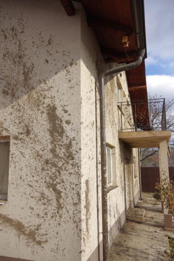 Case împroșcate cu fecale de un bărbat care-și terorizează vecinii