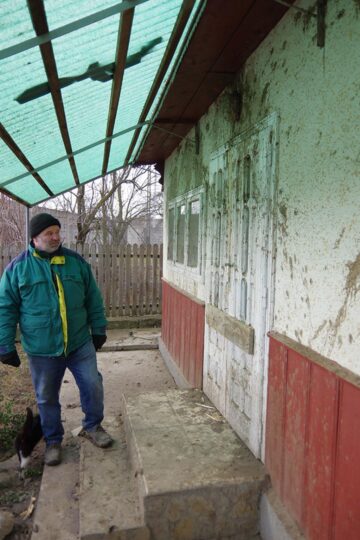 Case împroșcate cu fecale de un bărbat care-și terorizează vecinii