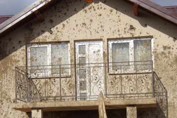 Întreaga fațadă a casei a fost distrusă, iar mirosul este insuportabil