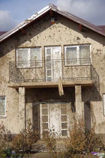 Întreaga fațadă a casei a fost distrusă, iar mirosul este insuportabil