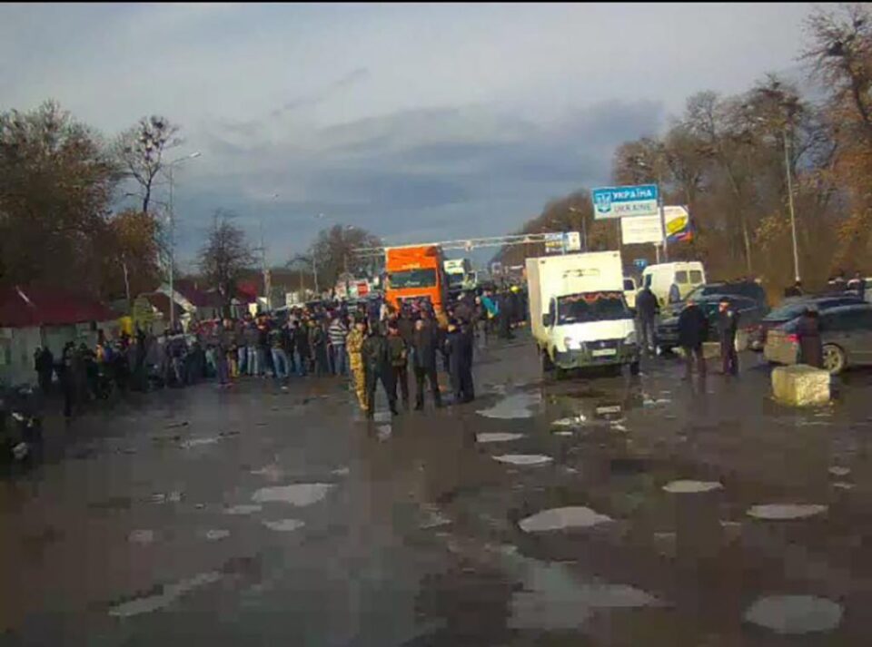 Timp de zece ore nici un autoturism nu a putut tranzita Vama Siret
