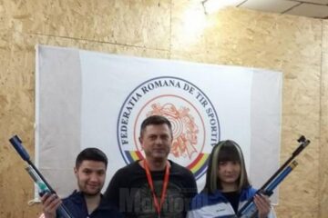 Antrenorul Ștefan Buiucliu alături de cei doi sportivi pe care-i pregătește la CSM Suceava
