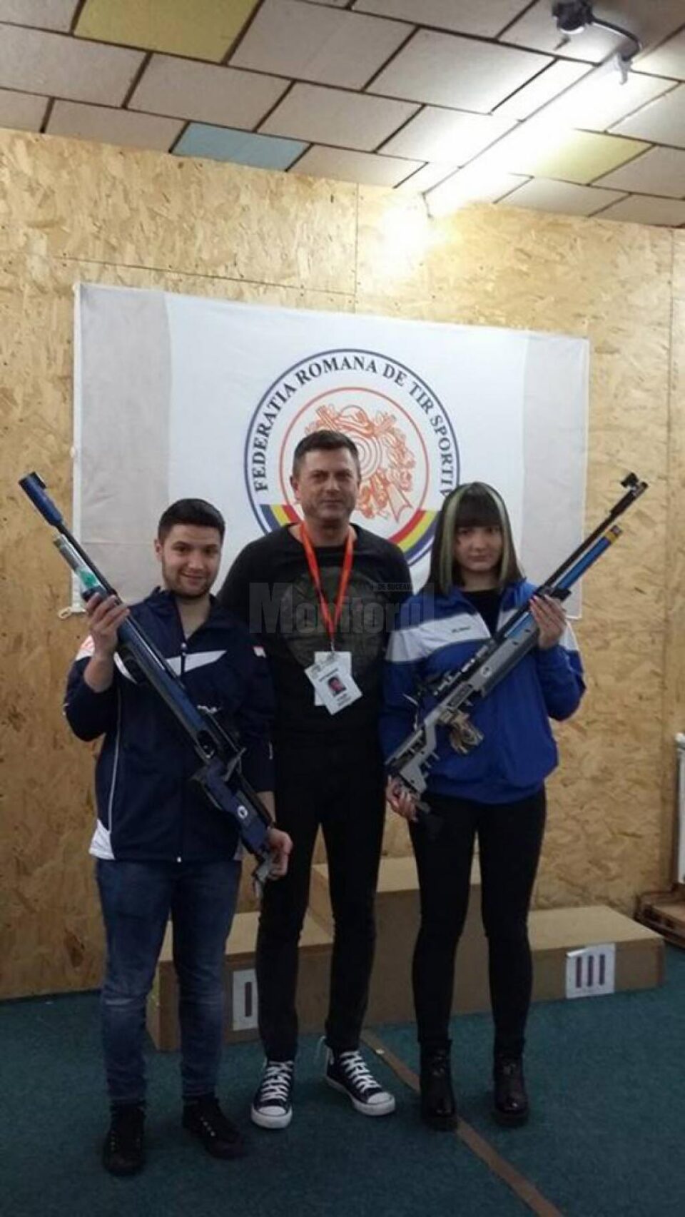 Antrenorul Ștefan Buiucliu alături de cei doi sportivi pe care-i pregătește la CSM Suceava Antrenorul Ștefan Buiucliu alături de cei doi sportivi pe care-i pregătește la CSM Suceava
