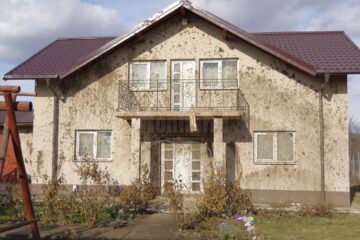 Case împroșcate cu fecale de un bărbat care-și terorizează vecinii