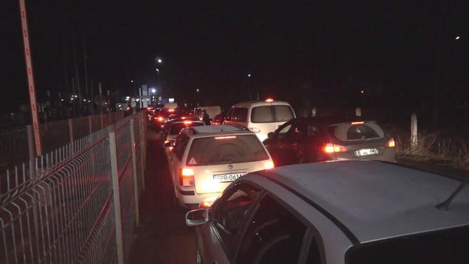 Șoferii au așteptat în mașini ore întregi să treacă granița