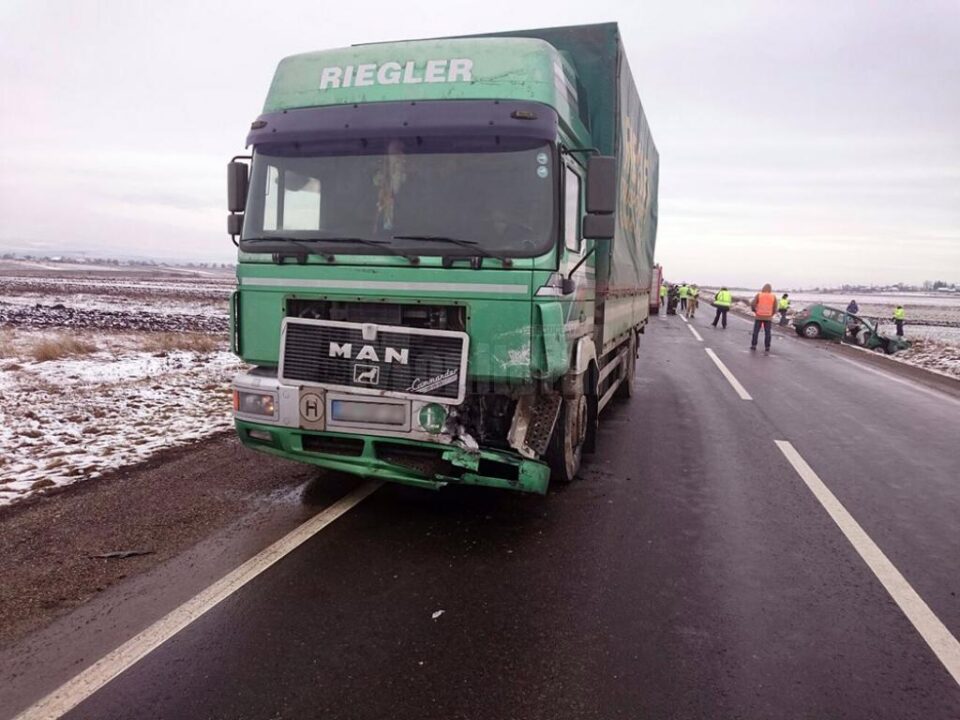 Autoturismul Renault Clio a pătruns pe contrasens și s-a izbit într-un camion