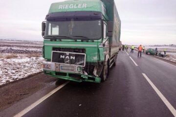 Autoturismul Renault Clio a pătruns pe contrasens și s-a izbit într-un camion