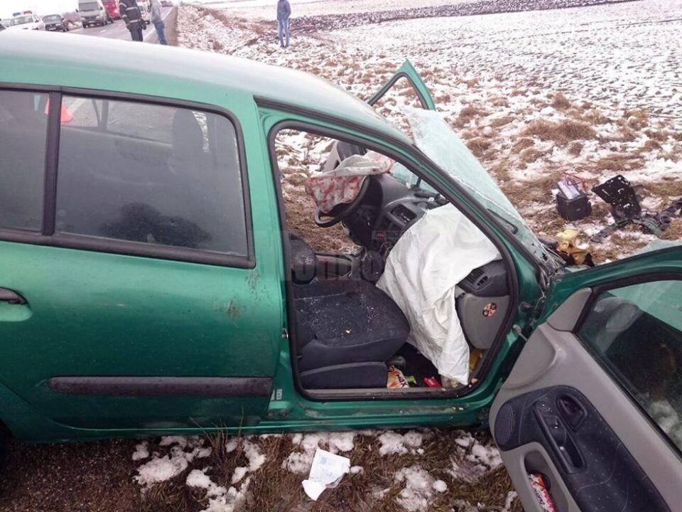 Șoferul de 21 de ani din autoturism a făcut o hemoragie nazală, după ce a fost lovit în față de airbeg