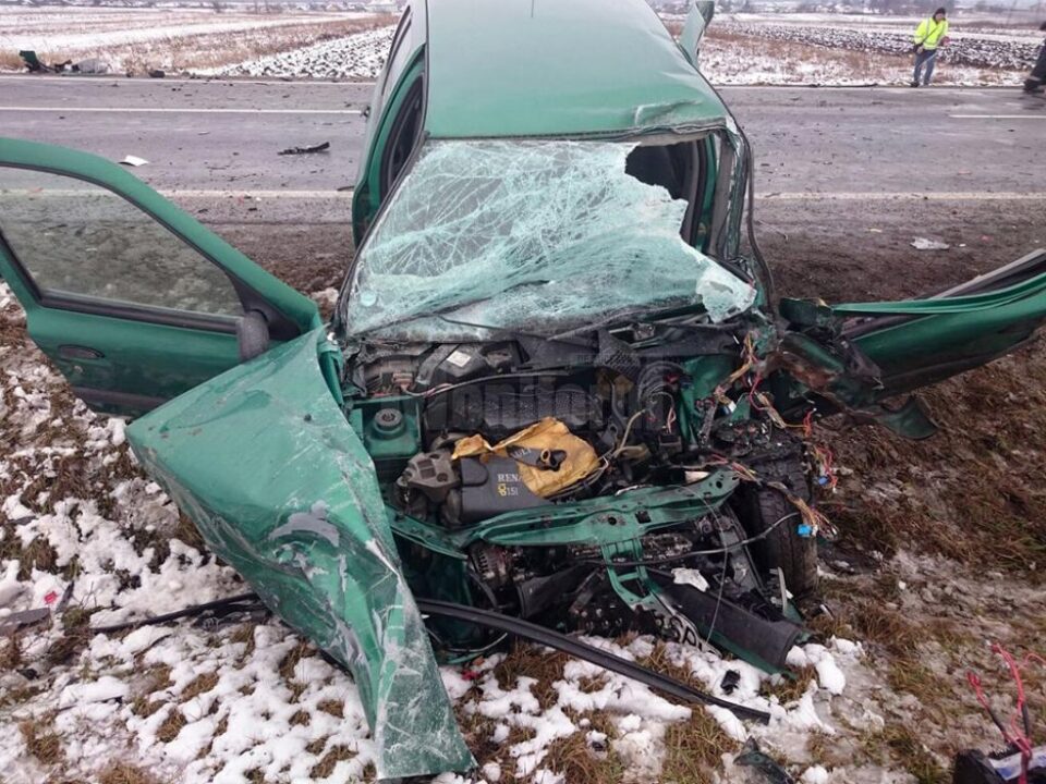 În urma impactului puternic, șoferul a fost grav rănit, iar autoturismul Renaul Clio a fost distrus