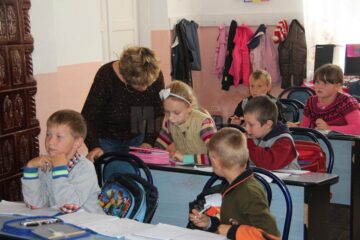 Elevi de vârste diferite sunt colegi de clasă