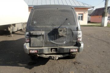 Cel puțin trei gloanțe au lovit mașina urmărită