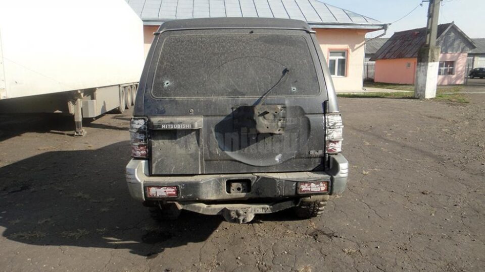 Cel puțin trei gloanțe au lovit mașina urmărită