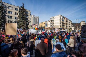 Peste o mie de câmpulungeni au ieșit în stradă pentru a cere finalizarea pârtiei de schi de pe Rarău